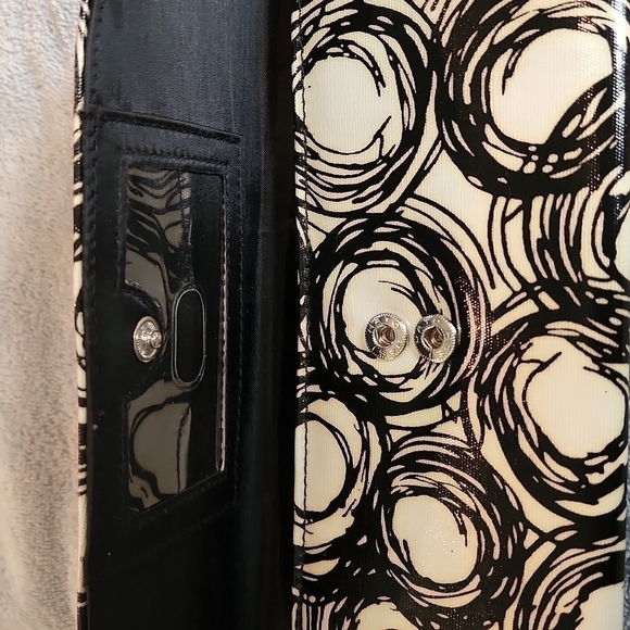 Women's Circle Design Wristlet Clutch - Picture 3 of 5